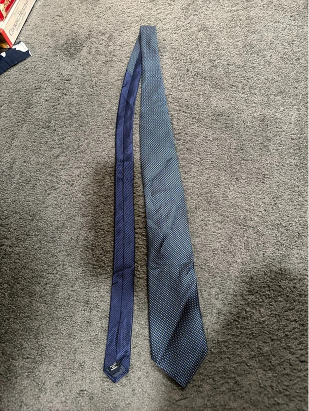 Roundtree & Yorke Trademark 100% Silk Blue Geometric Tie Made USA